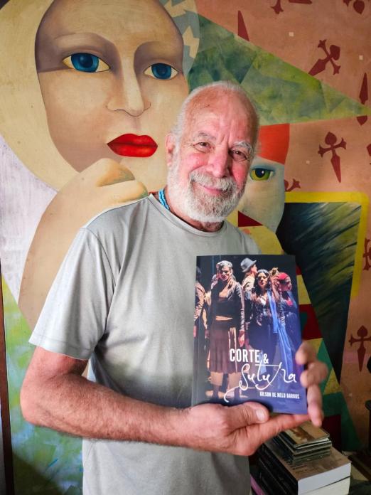 Autor mostra seu livro. #Paratodosverem.