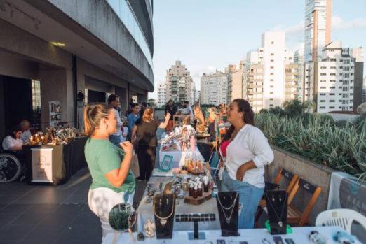 pessoas em festival criativo #paratodosverem