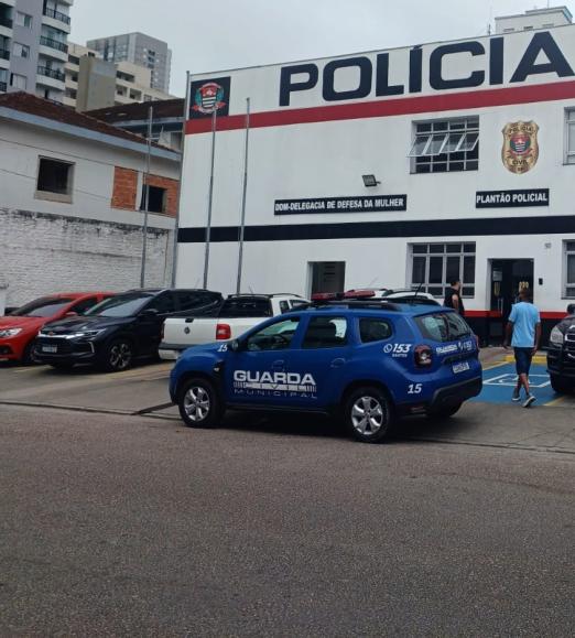 viatura parada na porta de delegacia #paratodosverem 
