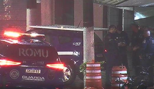 imagem de viaturas efetuando a prisão #paratodosverem