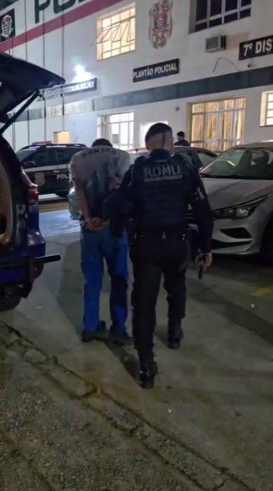 guarda conduz preso à delegacia #paratodosverem