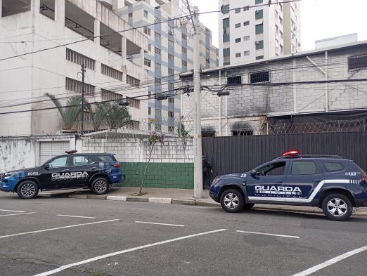 viaturas paradas na frente de imóvel furtado #paratodosverem