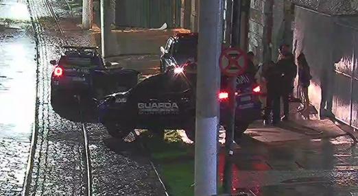 guardas fazendo prisão na rua #paratodosverem