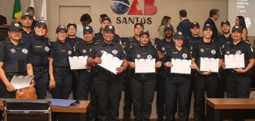 guardas mostram certificados #paratodosverem