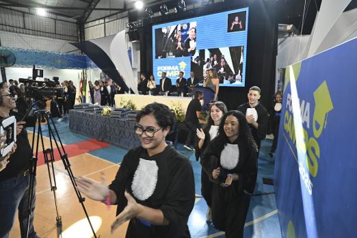 jovens em uma cerimônia de formatura #paratodosverem