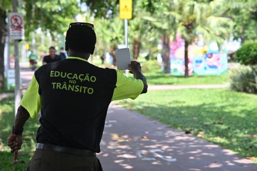 Agente da CET realiza campanha na ciclovia. #Paratodosverem.