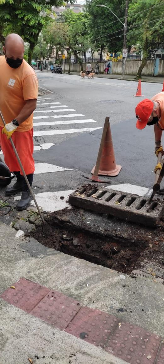 homens limpam bueiro em via #paratodosverem