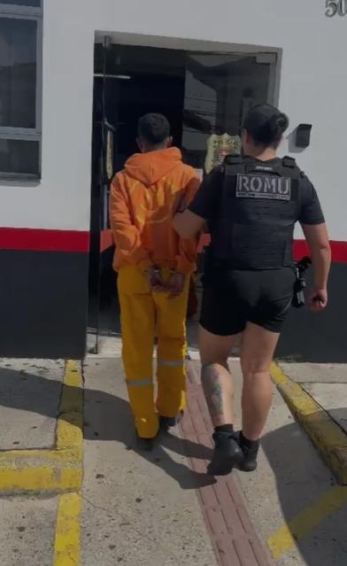 guarda leva preso na delegacia #paratodosverem 