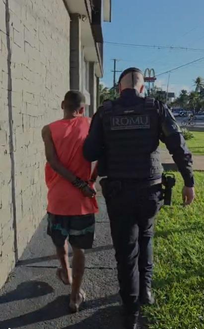 guarda prendendo homem #paratodosverem