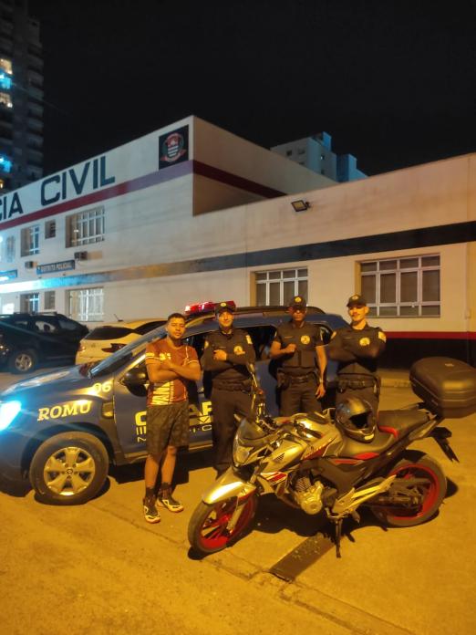 guardas posam com moto encontrada #paratodosverem
