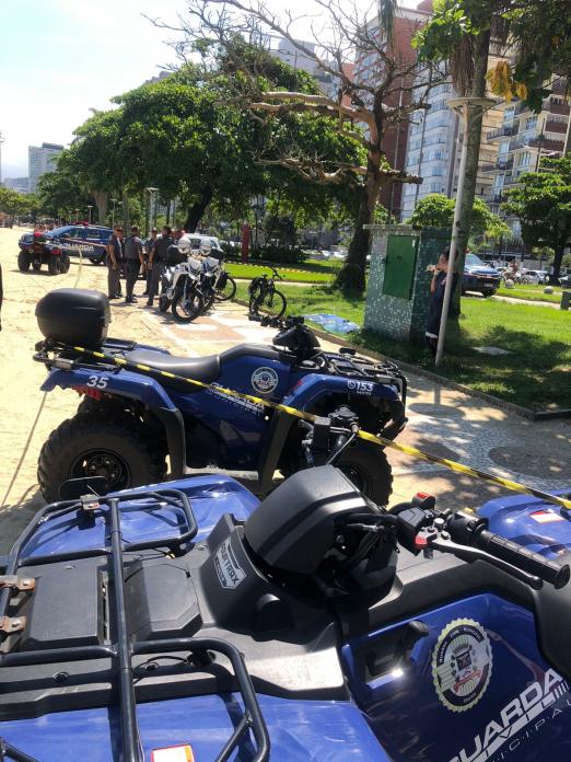 motos e guardas na praia #paratodosverem