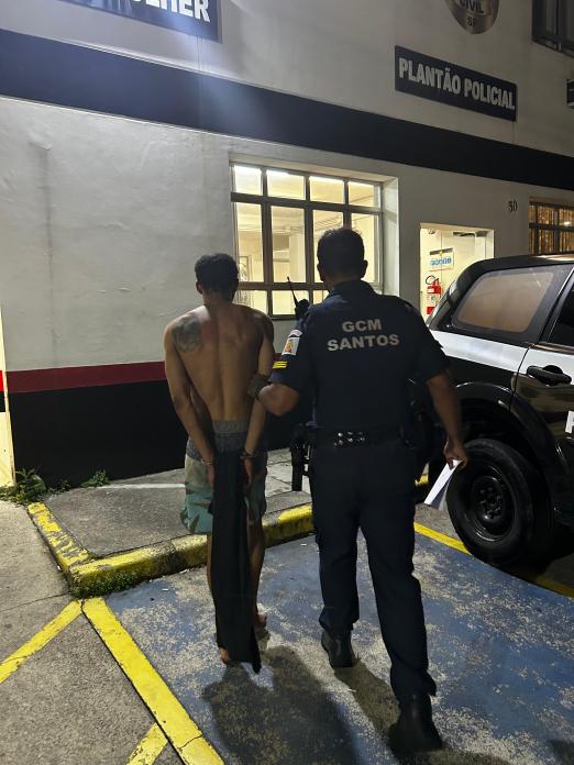 homem é levado à delegacia #paratodosverem