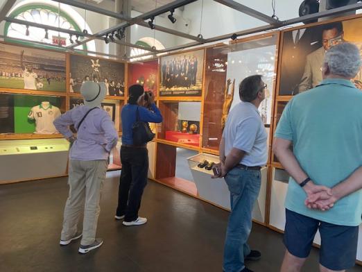 Turistas estão no Museu Pelé olhando atrações