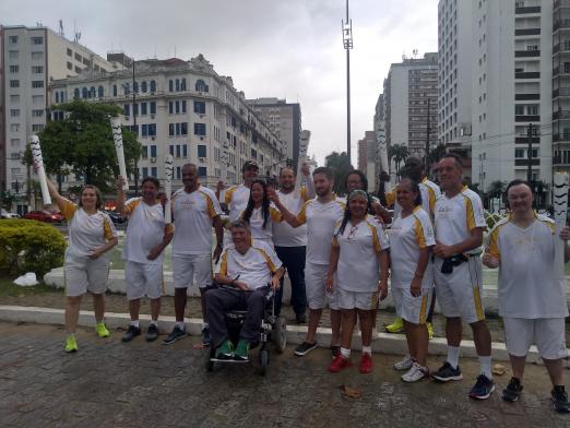 pessoas que conduziram a tocha na praça das bandeiras #pracegover 