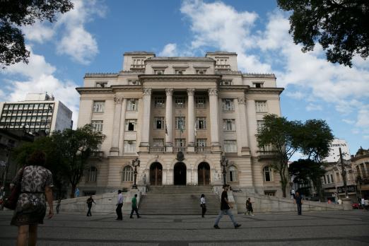 FAchada da Prefeitura de Santos em frente a uma praça. #Pracegover