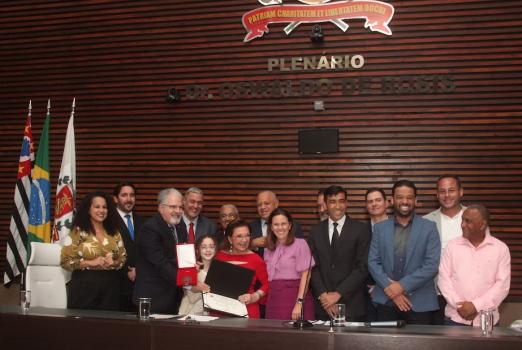 vereadora mostra homenagem #paratodosverem 