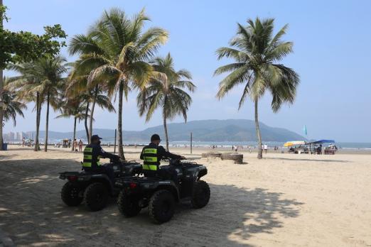 2 guardas de quadriciclos patrulham a praia #paratodosverem 