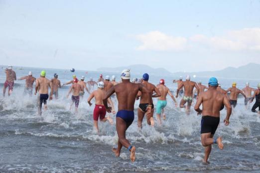 Nadadores na largada em Santos. #Paratodosverem