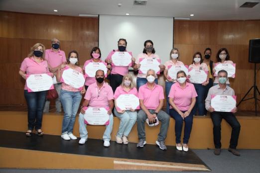 membros da ouvidoria rosa mostram certificados de aprovação no treinamento #paratodosverem 