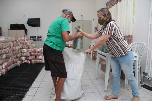 idoso pega cesta básica #paratodosverem
