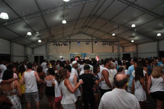 Pessoas na tenda durante show #pracegover 