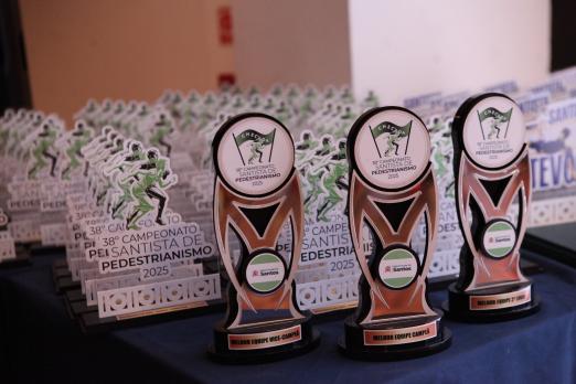 imagem dos troféus do Santista de Pedestrianismo.#Paratodosverem.