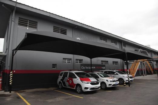 carros parados na garagem da sede #paratodosverem 