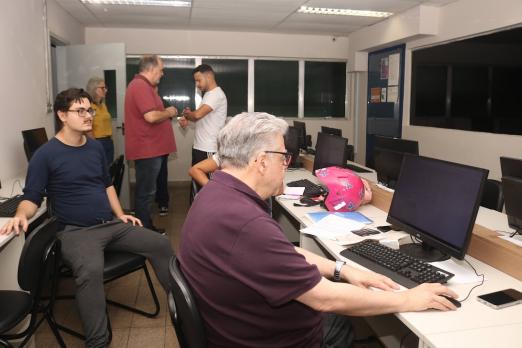 pessoas em computadores fazendo a declaração #paratodosverem