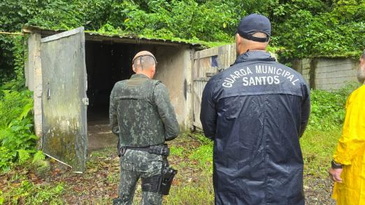 policiais em frente a casa irregular #paratodosverem 
