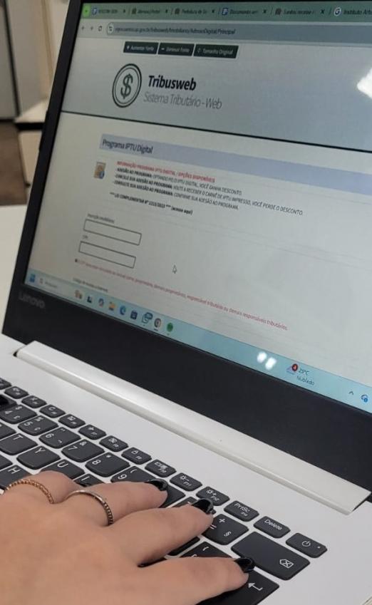 pessoa acessando o site no computador #paratodosverem