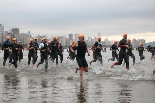 competidores entrando no  mar #paratodosverem