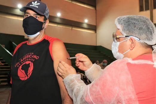 homem é vacinado no braço #paratodosverem 