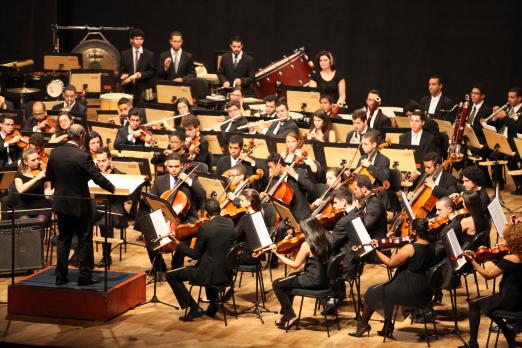 Orquestra se apresenta em teatro #pracegover 