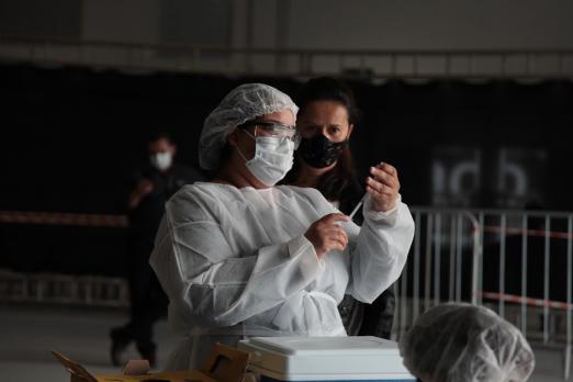 enfermeira prepara seringa para vacinar #paratodosverem 