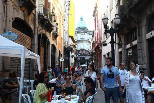 pessoas caminham no Centro durante festival do café #pracegover 