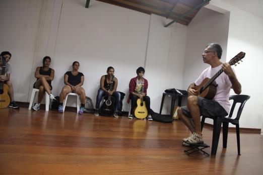 instrutor toca violão para alunos #paratodosverem