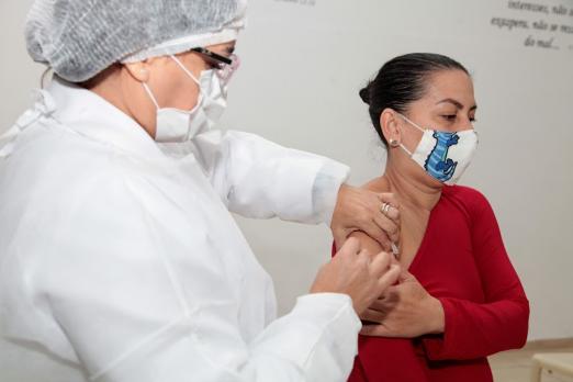 mulher é vacinada no braço #paratodosverem 