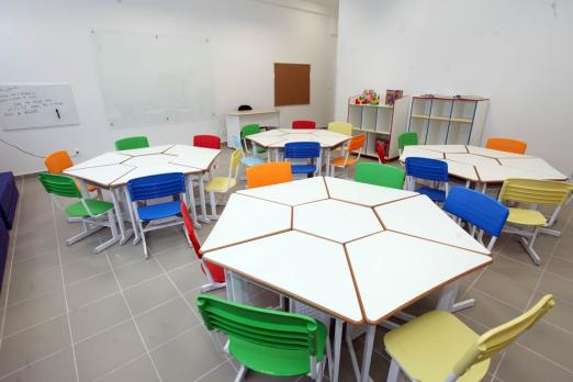 sala de escola com mesas e cadeiras #paratodosverem 