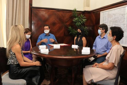 autoridades na mesa assinando protocolo #paratodosverem 