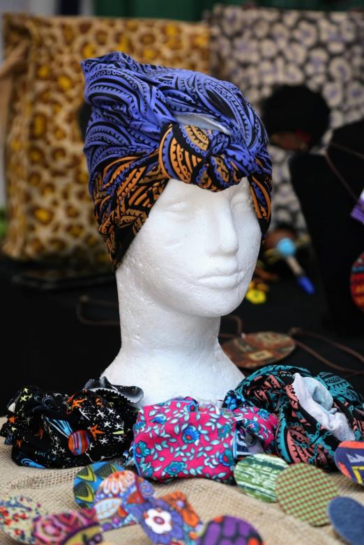 turbante colorido em manequim. #paratodosverem