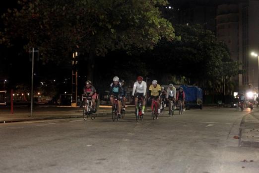 ciclistas treinando na área á noite #paratodosverem