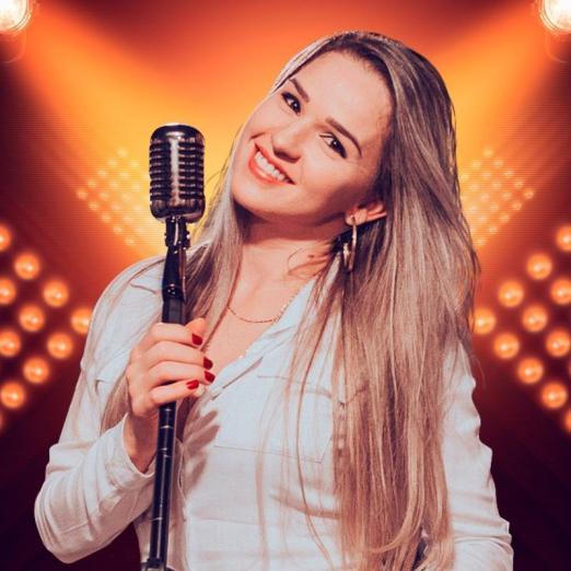 cantora segura o microfone #pracegover