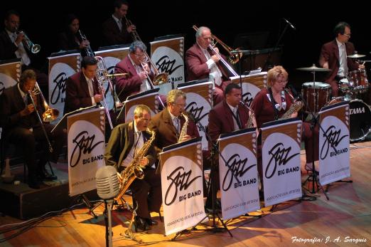 orquestra de jazz tocando #paratodosverem