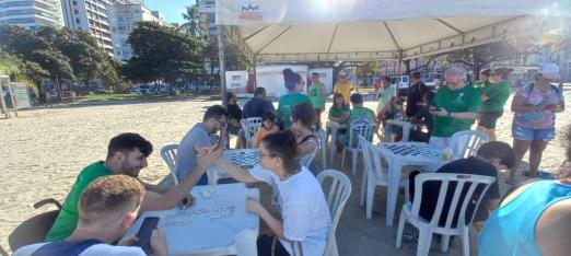 pessoas jogando damas #paratodosverem 