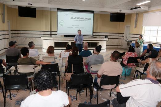 pessoas acompanhando a palestra #paratodosverem 