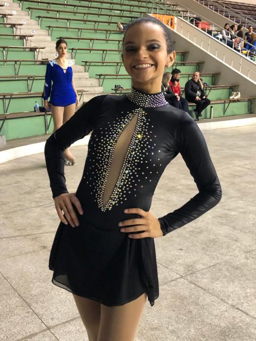 menina posa para foto com a roupa da apresentação #pracegover 