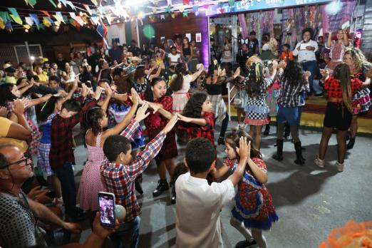 pessoas se divertindo na festa #paratodosverem 