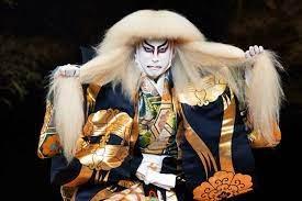 personagem do teatro kabuki, marcado por forte maquiagem. #paratodosverem