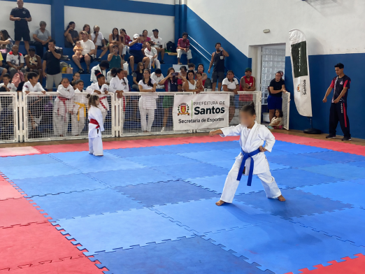 crianças se apresentando #paratodosverem