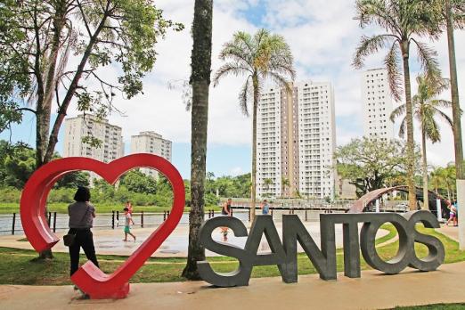 lagoa da saudade com monumento Eu amo santos em primeiro plano. #paratodosverem